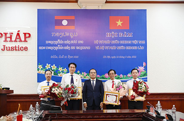 Tập thể, cá nhân của Cục Đăng ký quốc gia giao dịch bảo đảm nhận Huân chương Hữu nghị của nước Cộng hòa Dân chủ Nhân dân Lào
